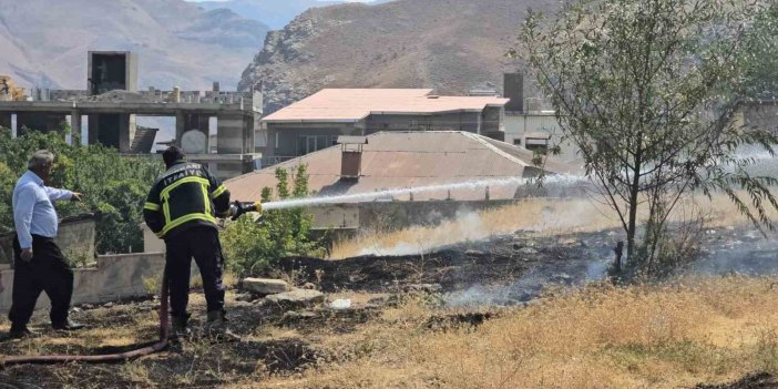 Hakkari Dağgöl Mahallesi'de anız yangını