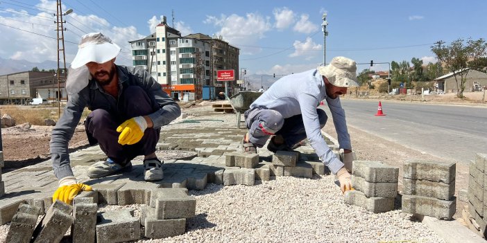 Yüksekova'da kaldırım eksiklikleri gideriliyor