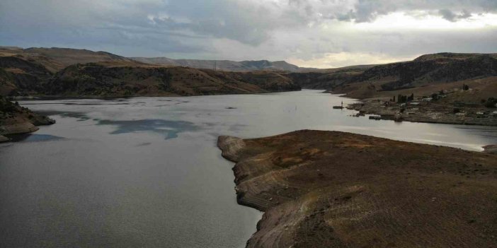 Kars’ta baraj suları 40 metre geri çekildi