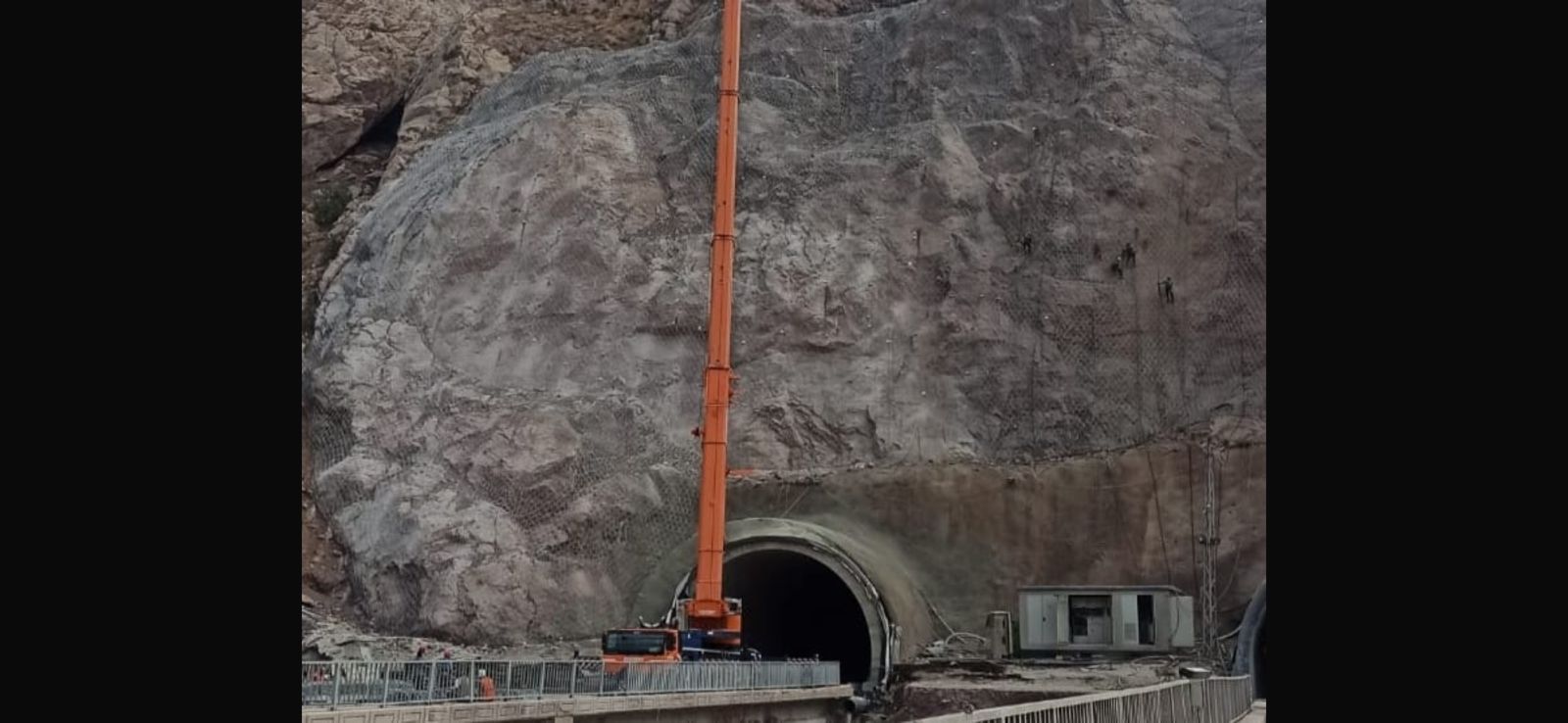 Yüksekova'da Yeni Köprü Tüneli'ne çelik ağ çekiliyor