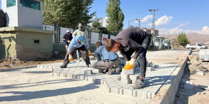 Yüksekova’da parke taşı döşeme çalışmaları başladı