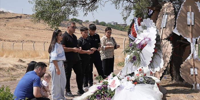 Türkiye’nin dört bir yanından gelen vatandaşlar  Narin’in mezarını ziyaret ediyor