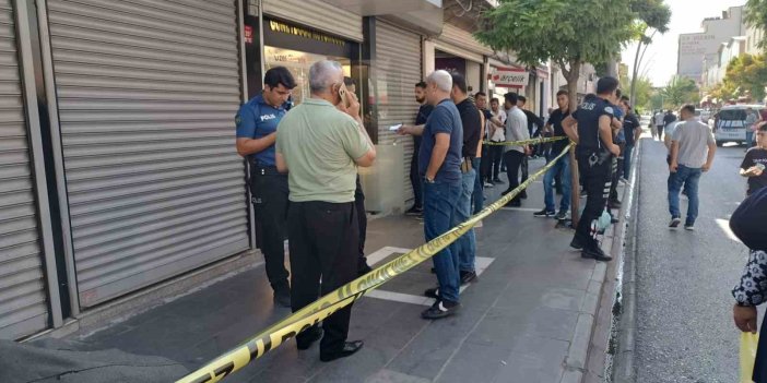 Batman’da bir kuyumcu kendi kafasına sıktığı mermi yanında oturan kişiye sekti