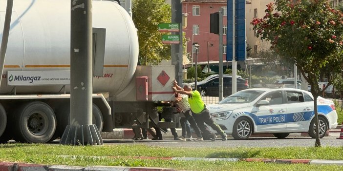 Malatya'da yolda kalan yakıt tankerini imdadına polis ekipleri yetişti