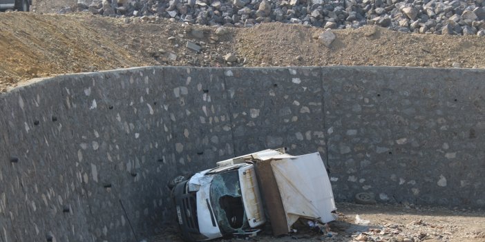 Ağrı'da bir  kamyonet istinat duvarından düştü: 2 kişi ağır yaralandı