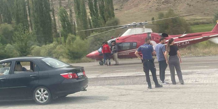 Ambulans helikopter acil hasta için Erzurum-Artvin kara yoluna indi