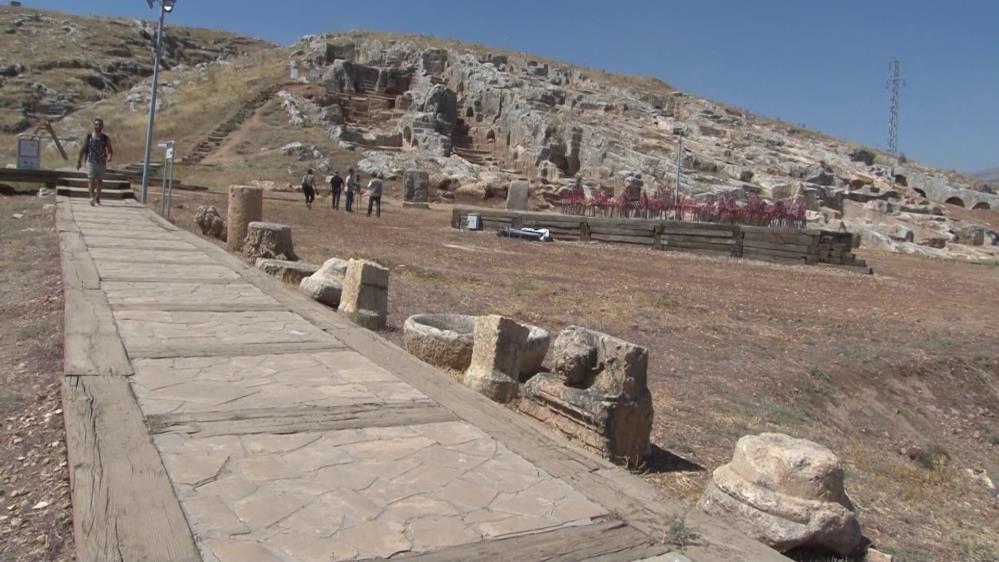 Tarihi objeler yeniden Perre Antik Kent'te sergilenmeye başladı