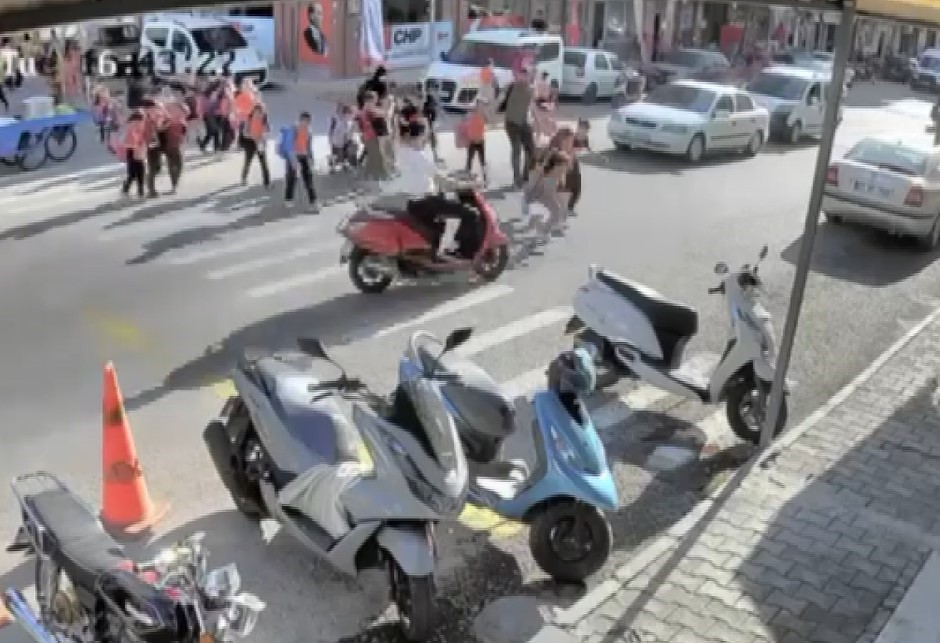 Gaziantep'te okuldan çıkan çocuklara motosiklet çarptı, kaza anı kameraya yansıdı