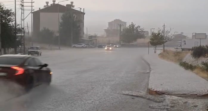 Malatya’da sağanak etkili oldu, yollar adeta göle döndü