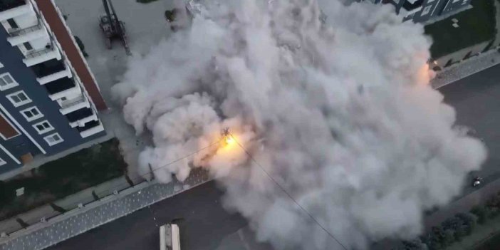 Adıyaman’da ağır hasarlı binanın yıkılma anları kameraya yansıdı