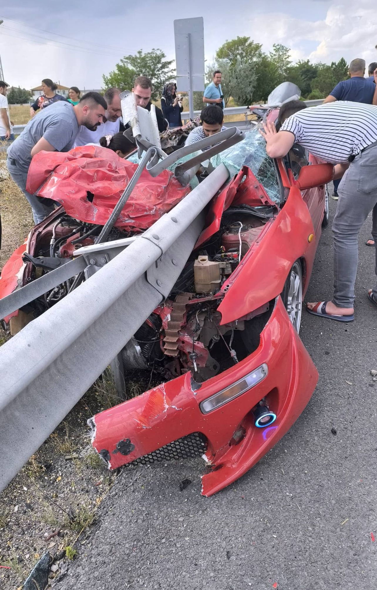 Ankara'da bariyere çarpan otomobil ikiye bölündü; 1 kişi öldü, 1 kişi yaralandı