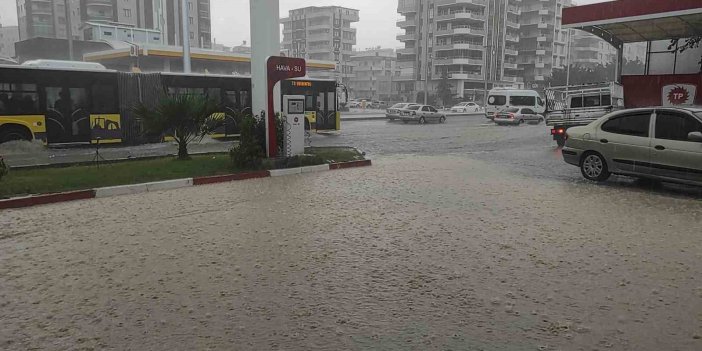 Şanlıurfa'da aniden bastıran sağanak yağış yolları göle çevirdi