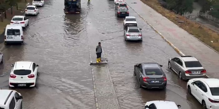 Diyarbakır’da sağanakta cadde ve sokaklar göle döndü