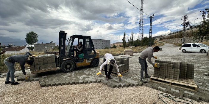 Yüksekova: Eski Kışla ve Güngör mahallelerinde yol çalışmaları sürüyor