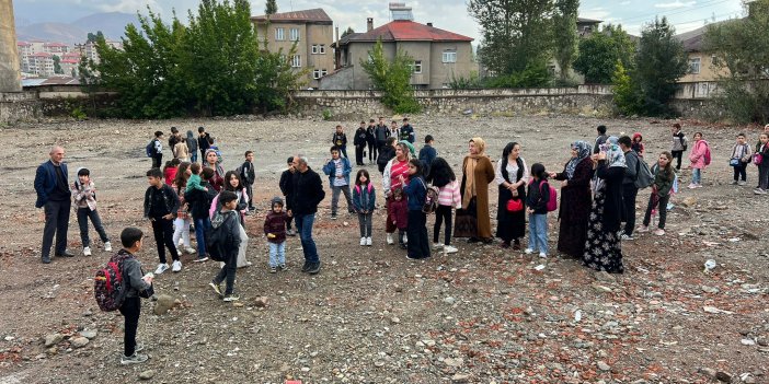 Yüksekova'da yıkılan okulun yeniden inşası için yetkililerden destek bekleniyor