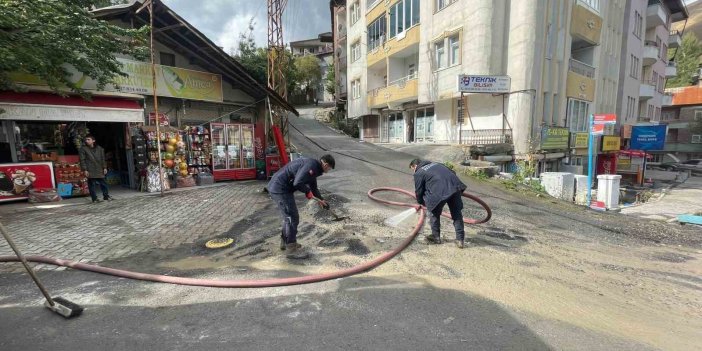 Hakkari'de yağış sonrası caddeler tazyikli suyla yıkandı