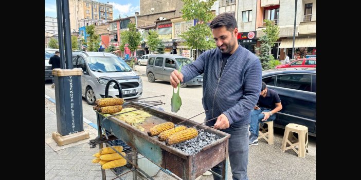 Yüksekova’nın cadde ve sokaklarını közde mısır kokusu sardı