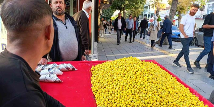 Kışın habercisi alıç (yumuşan), tezgahtaki yerini aldı