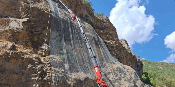 Tunceli’de kaya düşmelerinin ölüm ve yaralanmalara neden olduğu yola çelik ağ