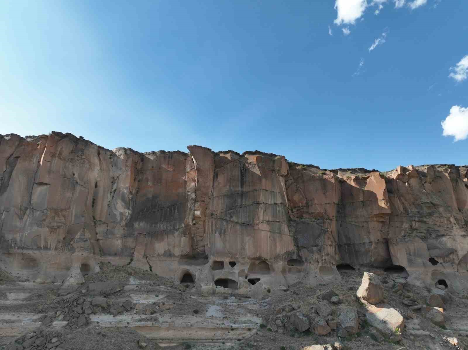 Ağrı'da bir çok medeniyete ev sahipliği yapan  “Meya Antik Kenti” turizme kazandırılmayı bekliyor