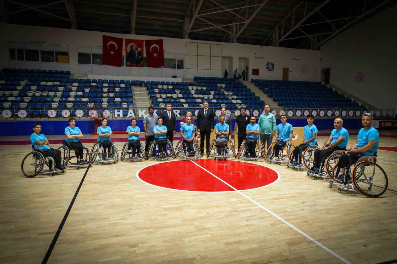 Vali Çelik’ten engelli sporculara sandalye desteği