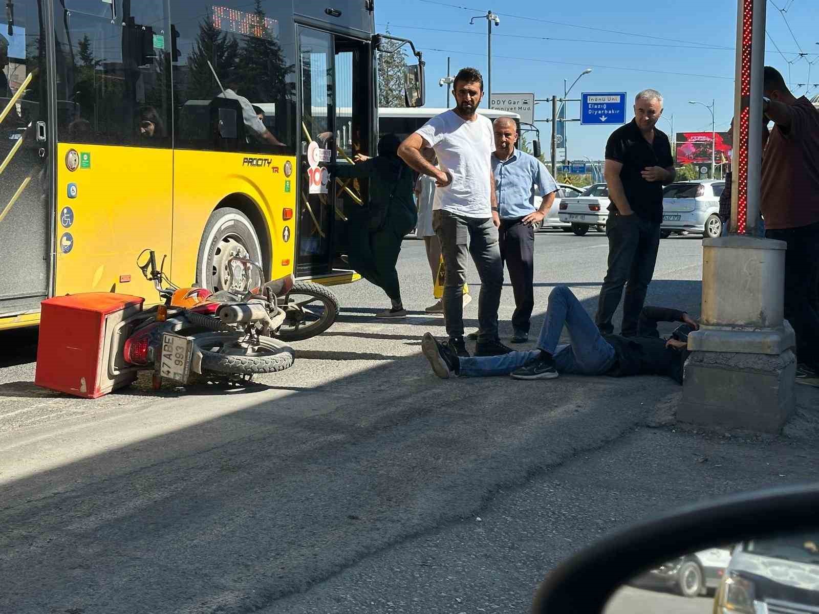 Malatya'da otobüs ile çarpışan motosikletin sürücüsü yaralandı