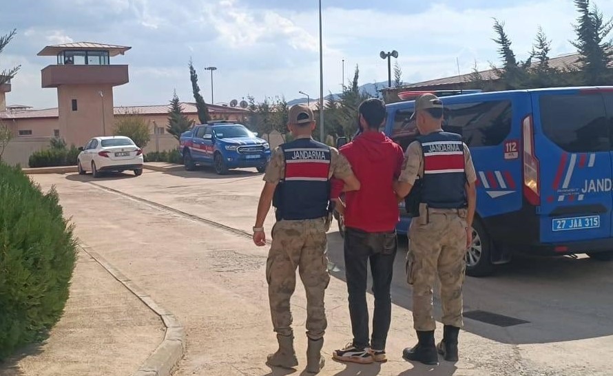 Gaziantep'te hırsızlık suçundan 16 yıl cezası bulunan firariyi jandarma yakaladı