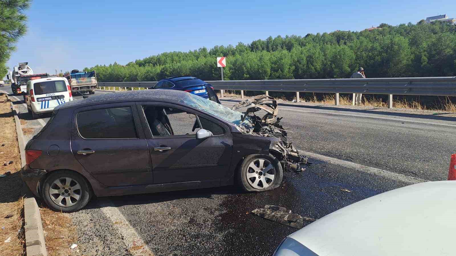 Hurdaya dönen araçtan anne ve 2 çocuğu sağ kurtuldu