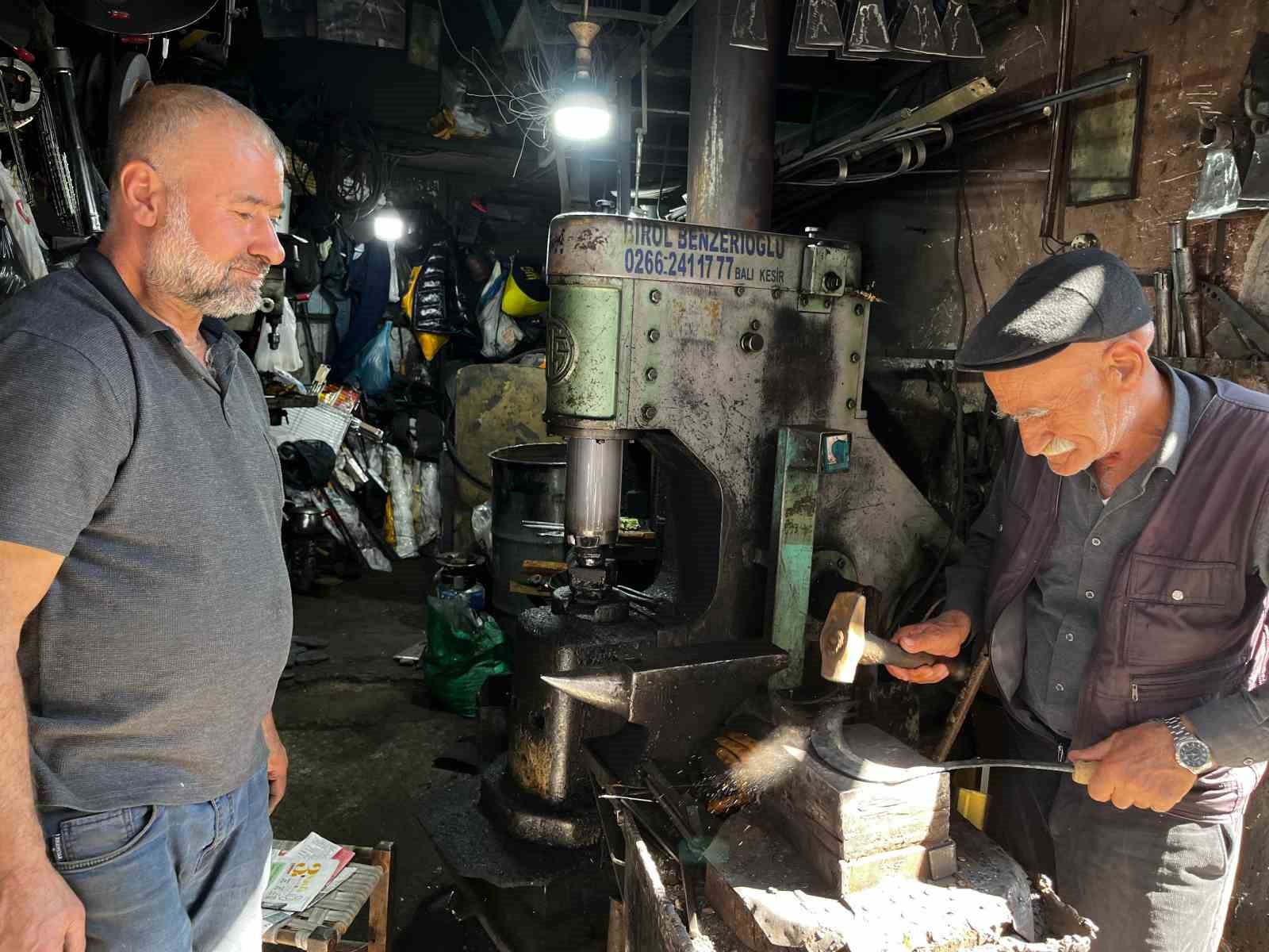 Demircilikte yarım asrı geride bırakmış ağabey kardeş, şimdilerde yetiştirecek çırak bulamıyor