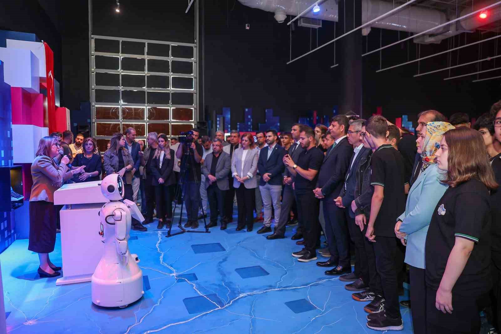 ’Yapay Zeka ve Dijital Yaşam’ sergisine yapay zeka robotu Ada damga vurdu