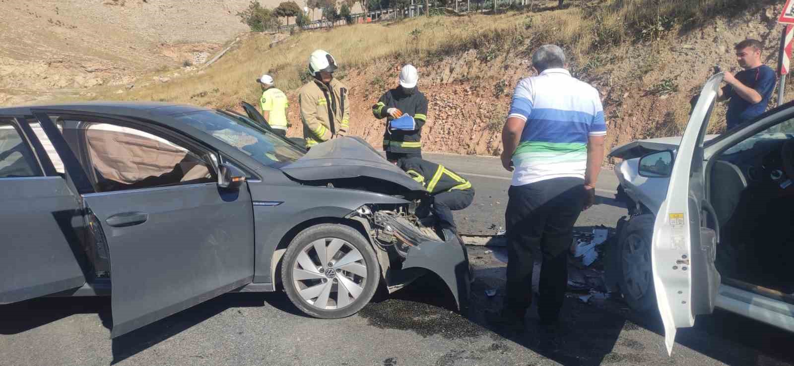 Mardin’de iki otomobil çarpıştı: 2 kişi yaralandı