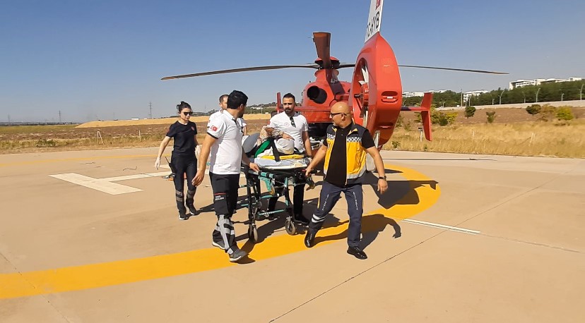 Diyarbakır'da kafasına demir düşen 83 yaşındaki hasta ambulans helikopterle hastaneye sevk edildi