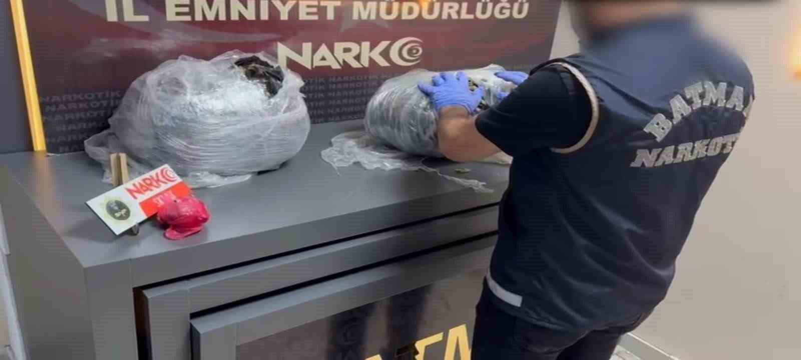 Batman’da durdurulan bir araçta uyuşturucu yakalandı: 2 tutuklama