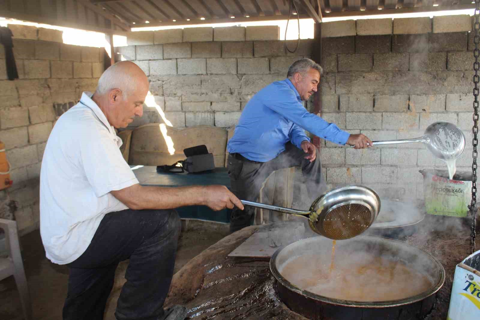 Siirt’te iskambo pekmezinin yapımı başladı