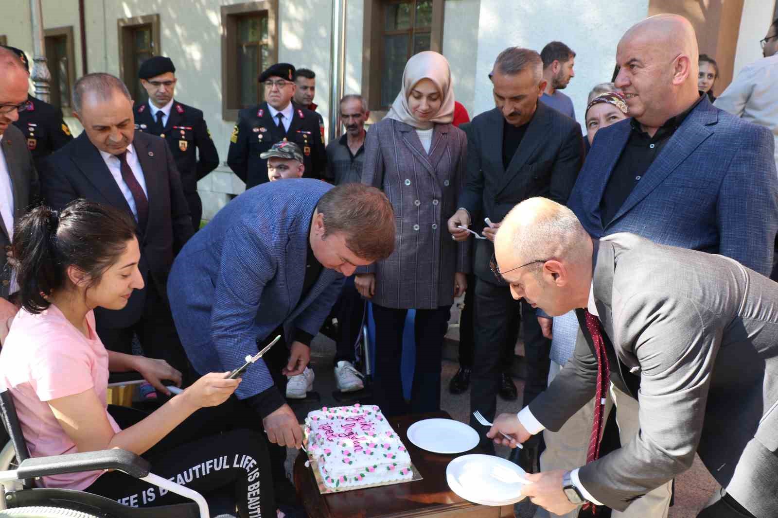 Akülü sandalyeye kavuşan kadın mutluluktan gözyaşlarını tutamadı