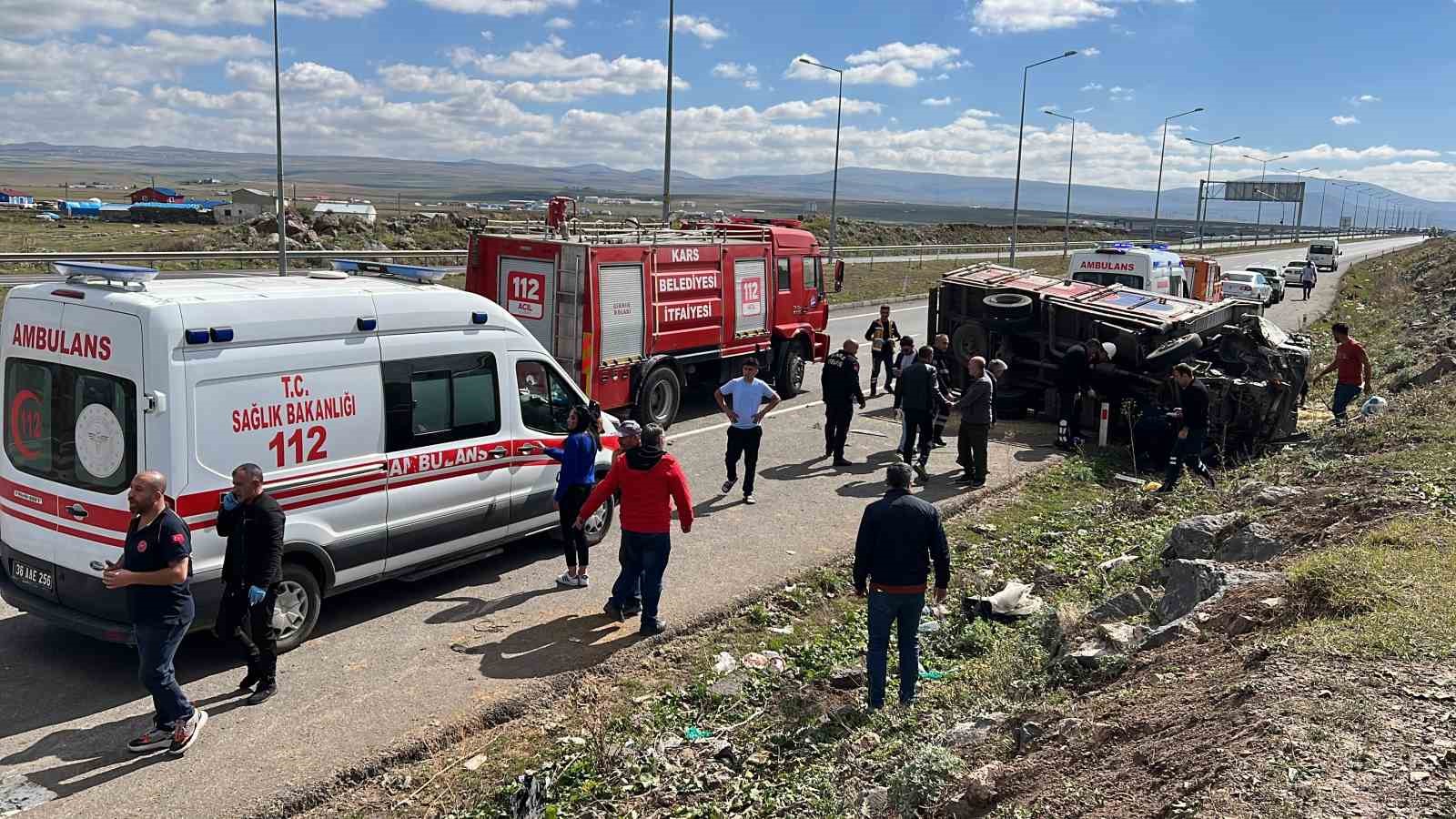 Kars’ta minibüs ile kamyon çarpıştı: 4 kişi yaralandı