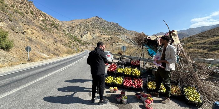 Köyde yetiştirdikleri meyve sebzeleri Yeniköprü’de satıyorlar