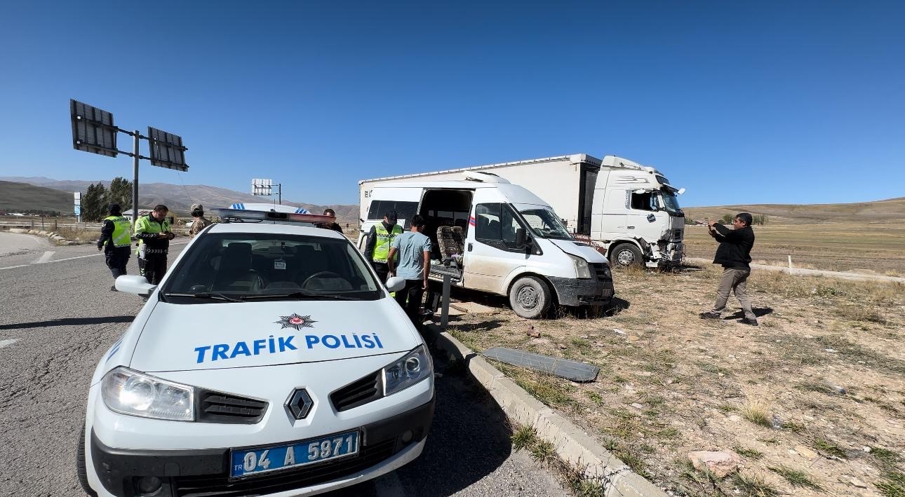 Ağrı’da yola kontrolsüz çıkan minibüs tırla çapıştı: 1’ağır, 3 kişi yaralandı