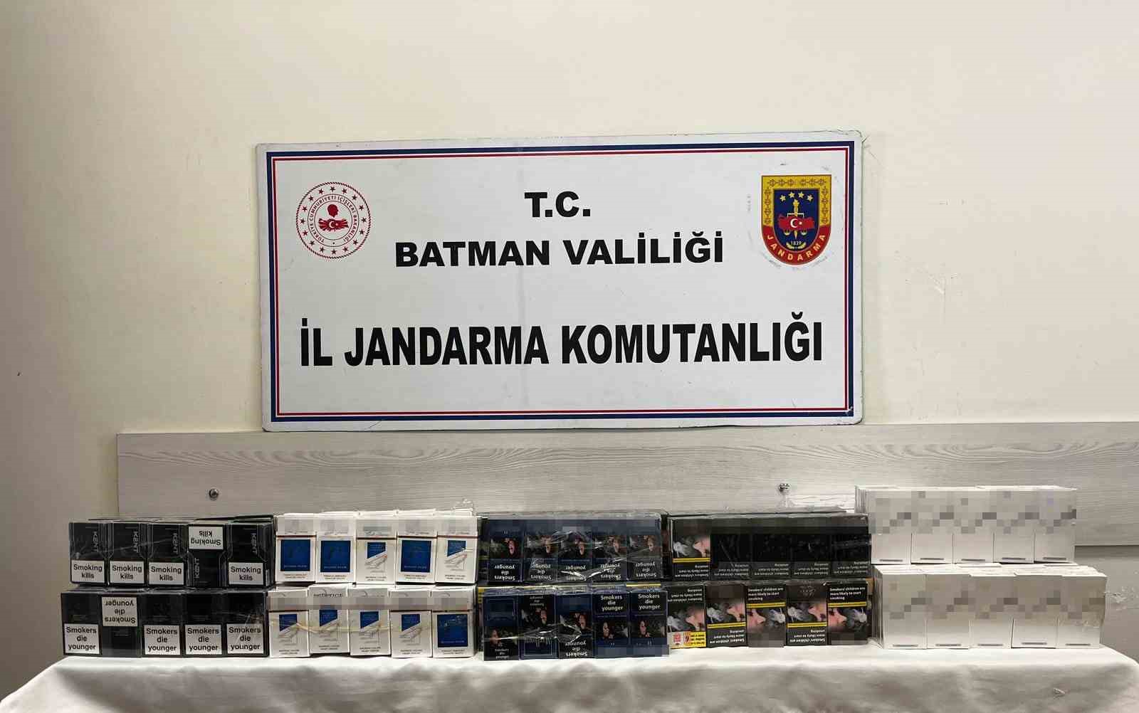 Batman'da yolcu minibüsünde kaçak sigara sevkiyatı jandarmaya takıldı