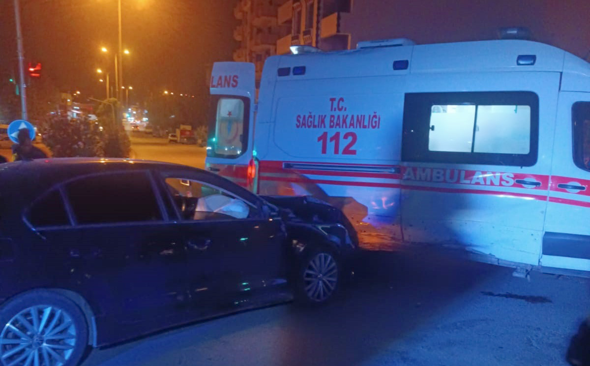 Gaziantep’te, ambulans ile otomobil çarpıştı: 2 kişi yaralandı