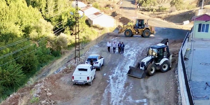 Derecik Belediyesi, okul yollarını yapmaya başladı