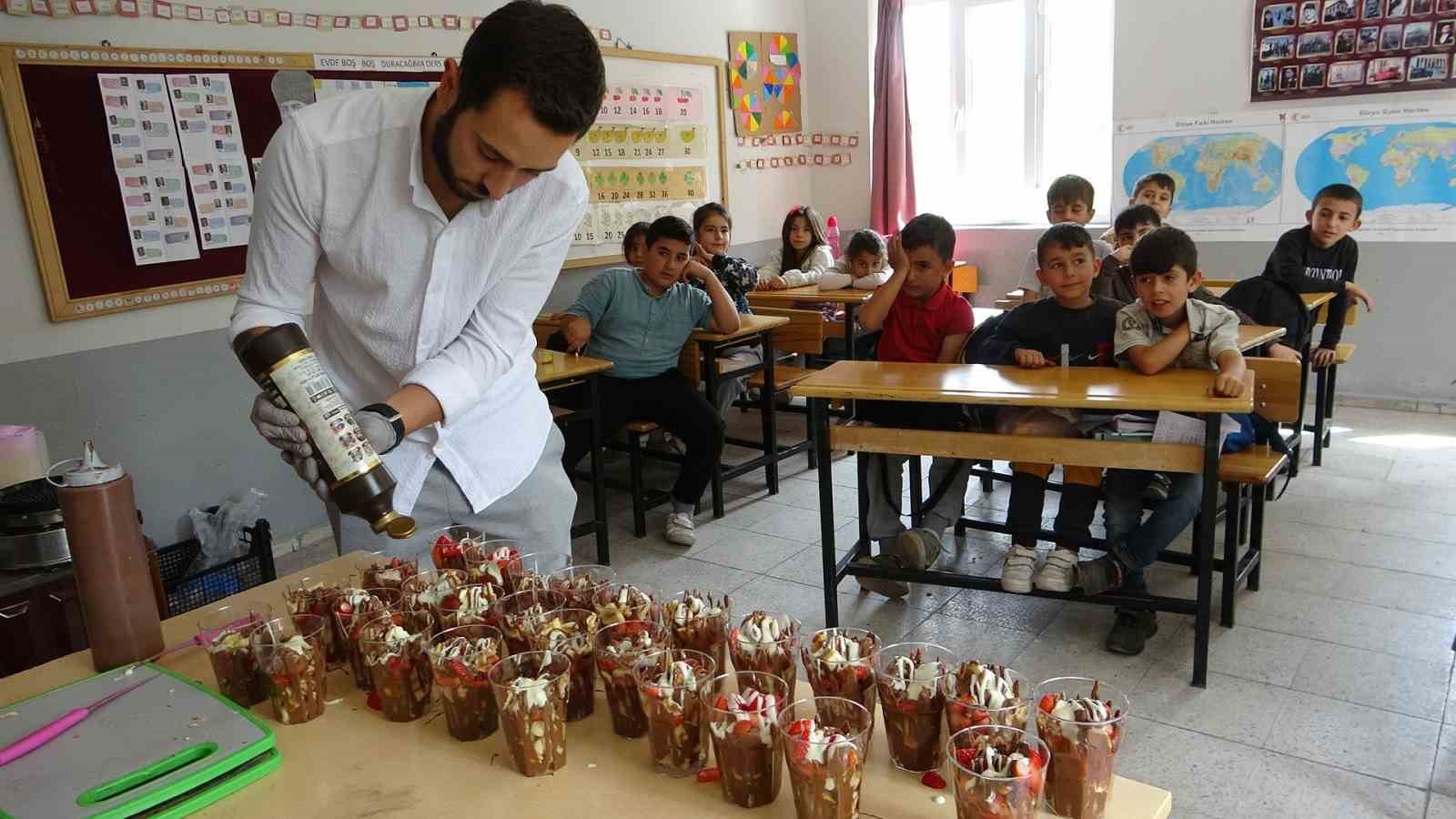 Van'da köy köy dolaşarak çocukları waffle ile buluşturuyor