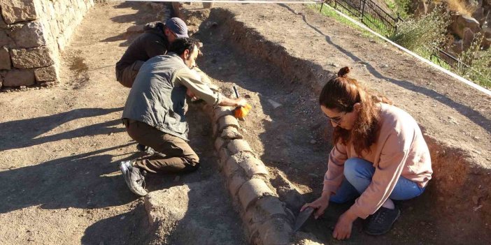 Bitlis Kalesi’nde yapılan kazılarda 500 yıllık su künkleri (su borusu) bulundu