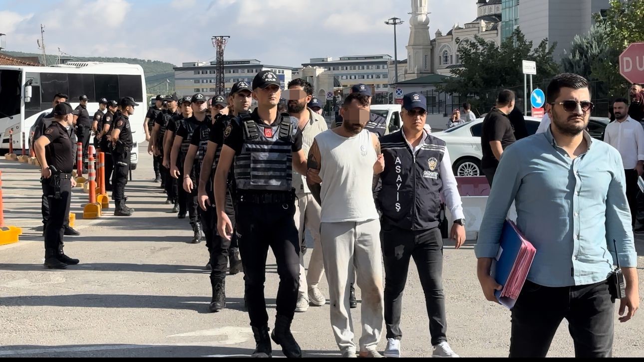 Gaziantep’te uzun namlulu silahlarla husumetlilerini tehdit eden kişiler adliyede