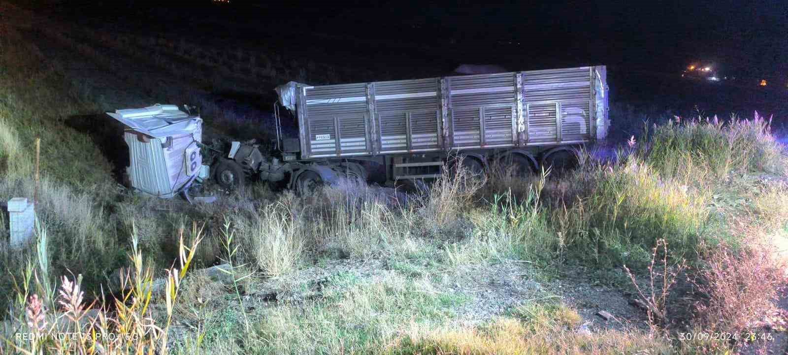 Ağrı’da trafik kazası:  Tır şarampole devrildi