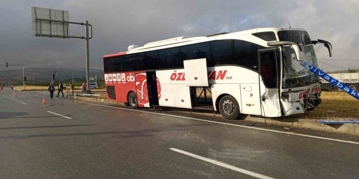 Malatya'da yolcu otobüsü ile traktör çarpıştı:  1 ölü 1 yaralı