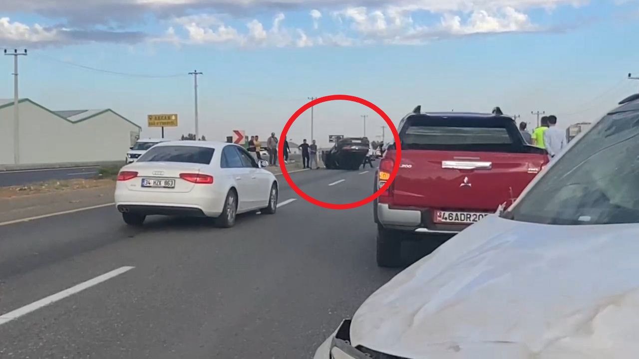 Diyarbakır’da iki otomobilin çarpıştığı kaza kamerada: 3 kişi yaralandı