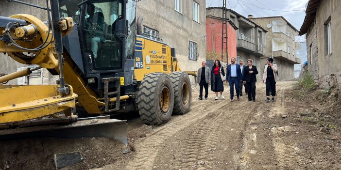 Yüksekova Belediyesi yol çalışmalarına devam ediyor