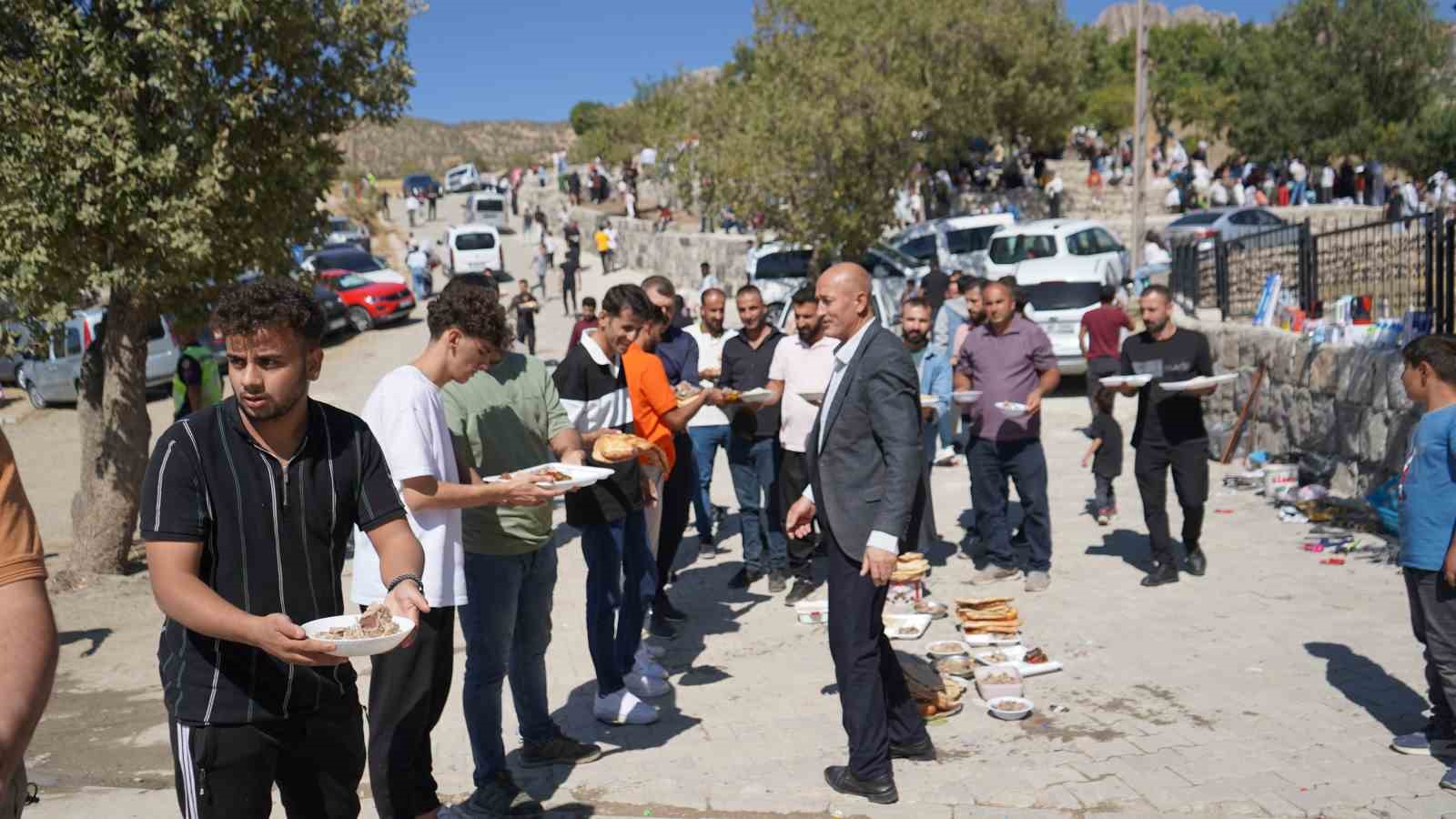 Şırnak-Balveren’de yaklaşık 10 bin kişi 300 yıllık gelenek için bir araya geldi