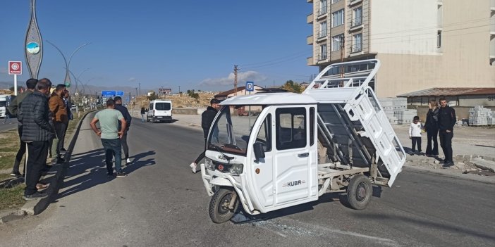 Yüksekova'da otomobille çarpışan 3 tekerlekli motosikletin sürücüsü yaralandı